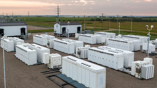 Batterij-energieopslagsysteem naast een bedrijfspand